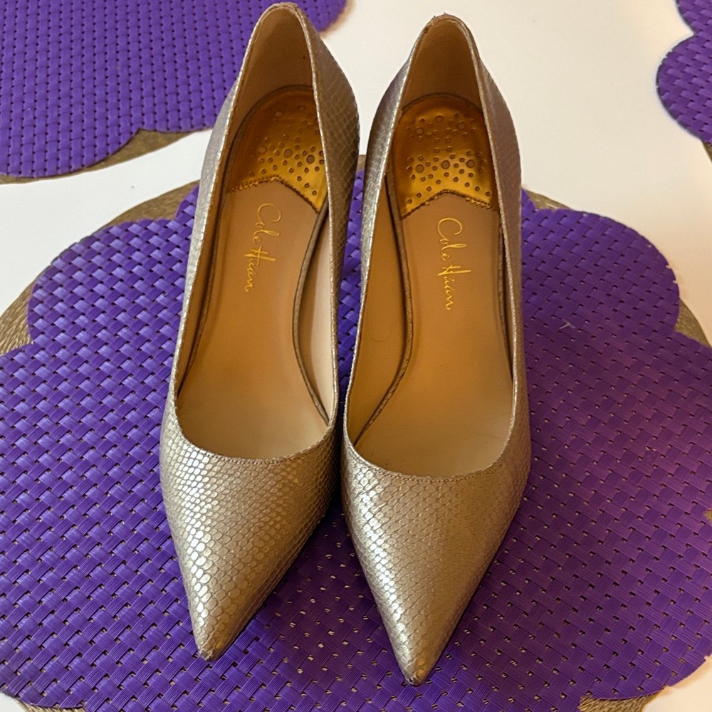Beautiful Cole Haan Gold Snakeskin pattern Pumps sz8
